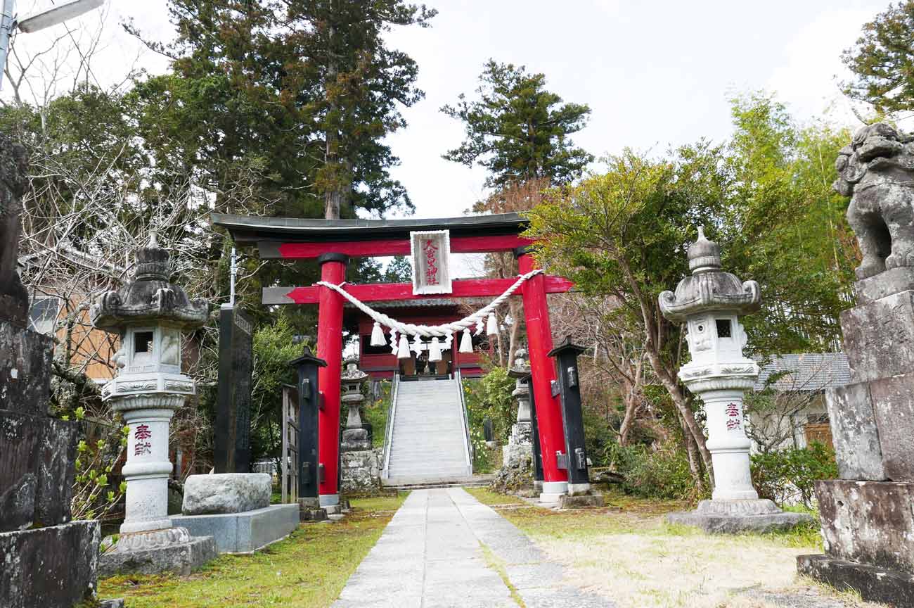 久留里神社の鳥居と参道