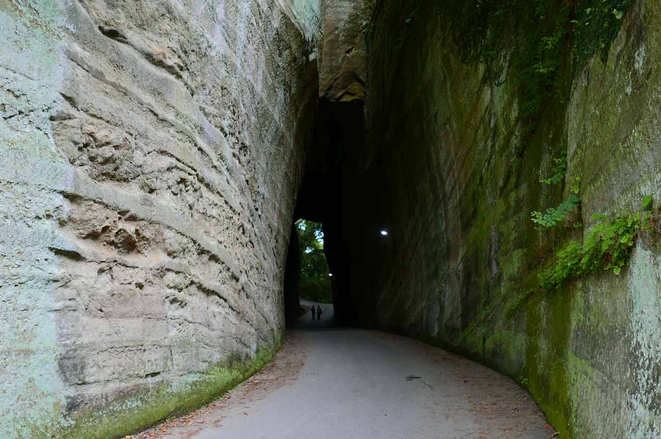燈籠坂大師トンネルの内部