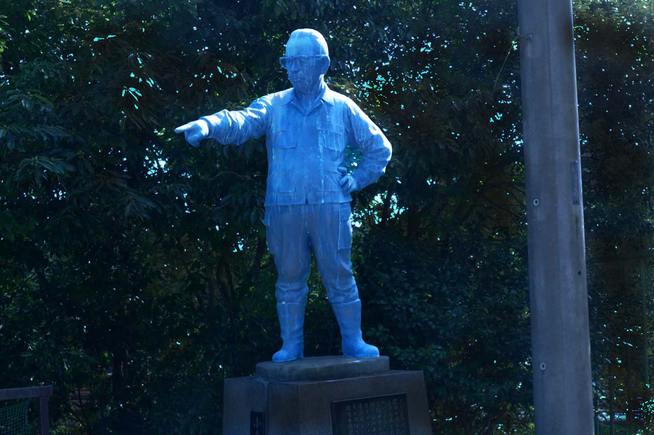 小島久雄会長の銅像