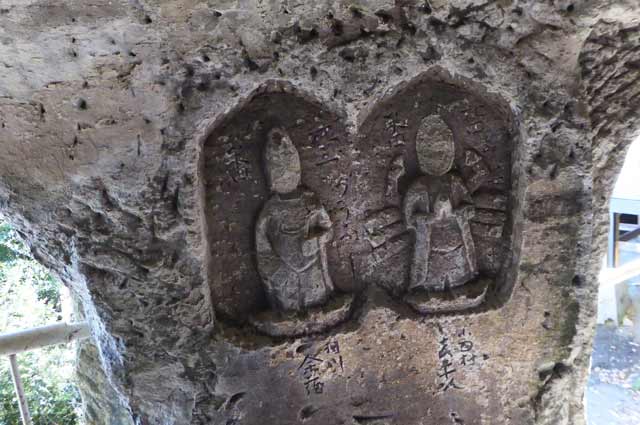 岩に彫られた仏像