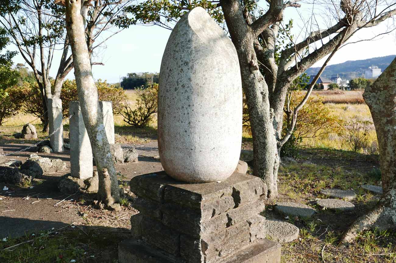 米粒の形の石碑
