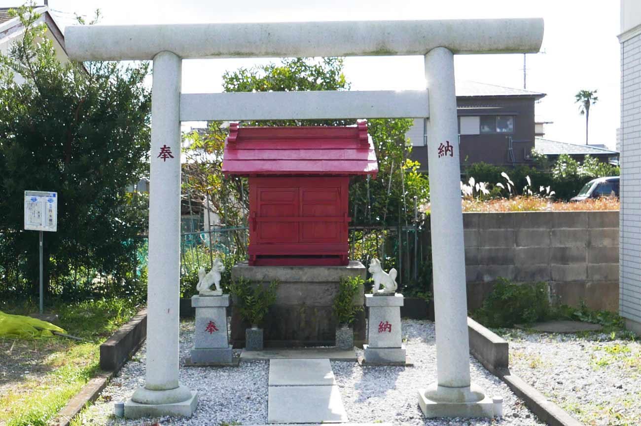 稲荷神社の鳥居と拝殿