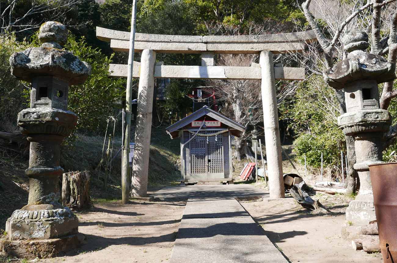 三柱神社の参道全景
