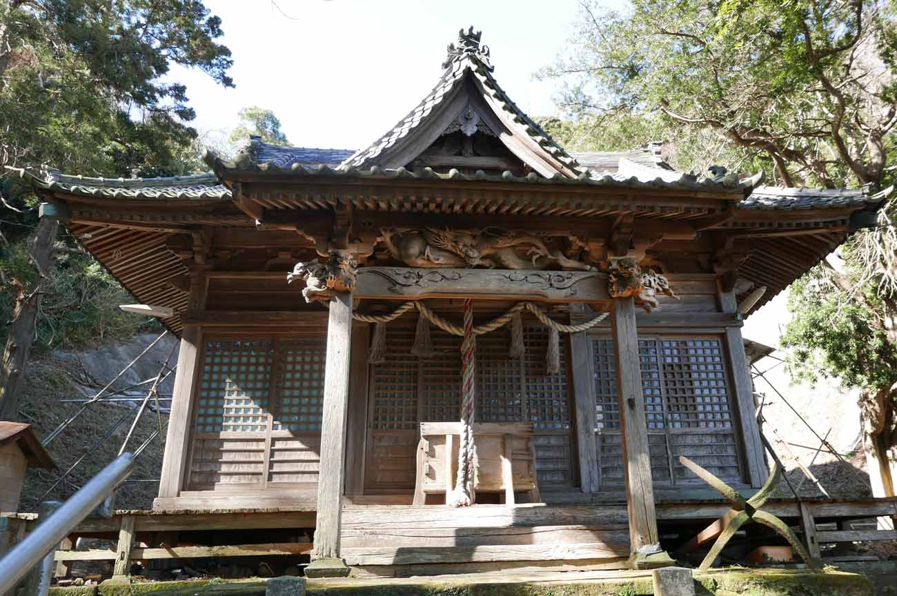 三柱神社の拝殿