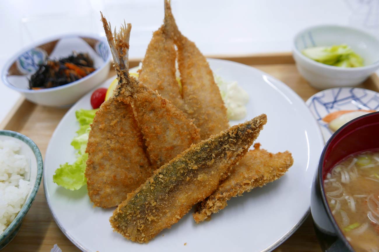 富崎館食堂の地魚フライ定食