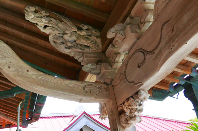 後藤恒徳の鶴の彫刻（左）