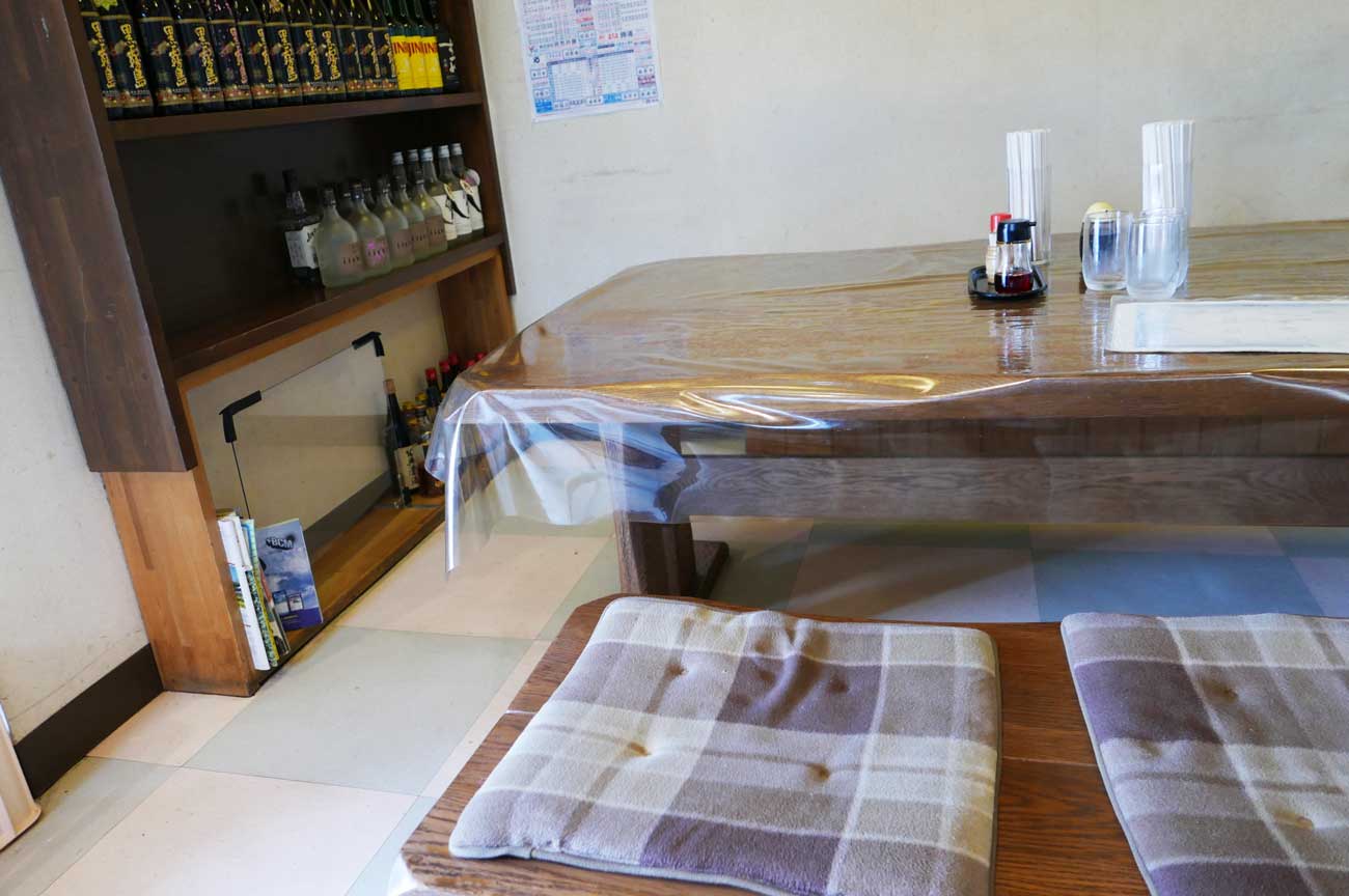 三彩亭のテーブル席