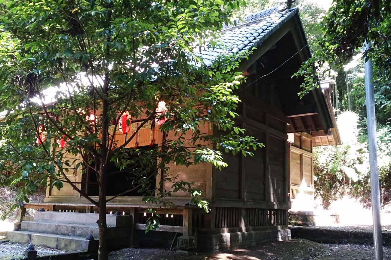 八坂山神社の拝殿と本殿