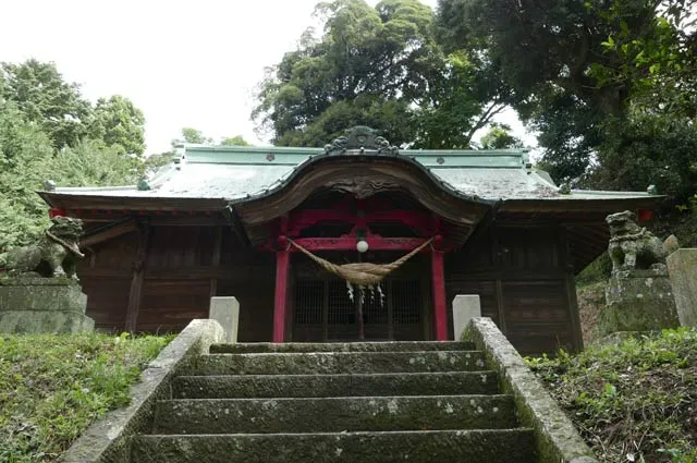 白山神社の拝殿全景
