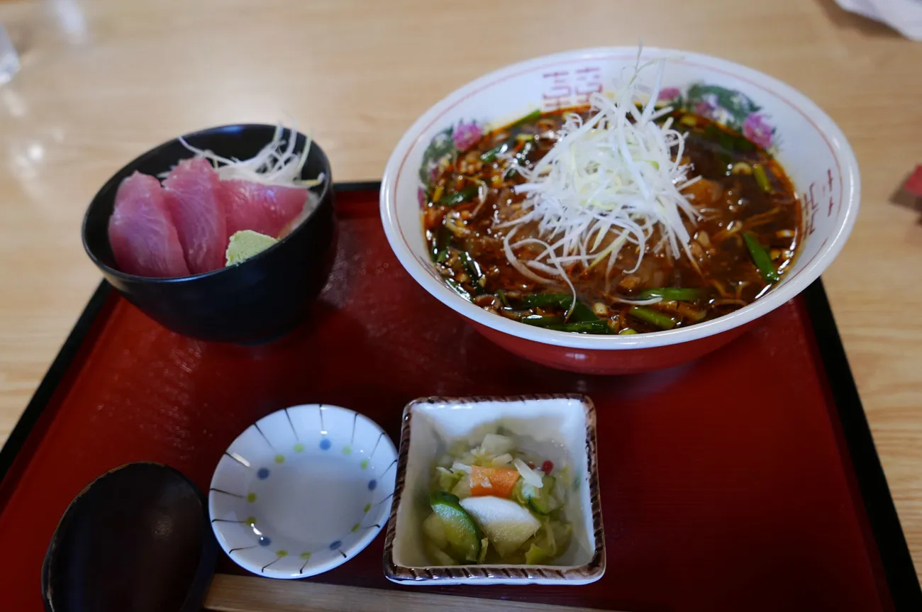 勝浦タンタン麺＋ミニ刺身丼セット
