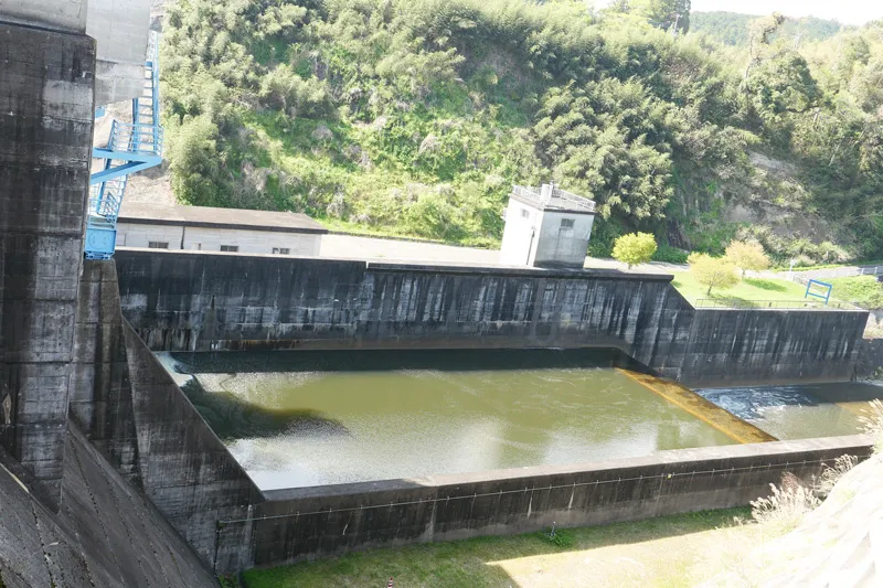 亀山ダムの堰堤