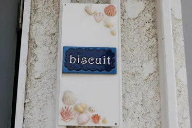 biscuitの看板