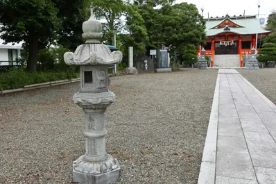 大宮神社の燈篭（左）