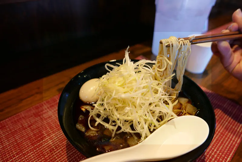黒勝浦タンタンメンの麺アップ