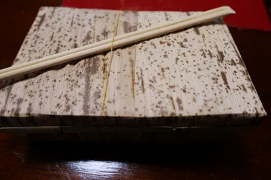 焼きそばの竹製の折詰