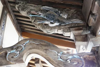 鶴の彫刻（左）