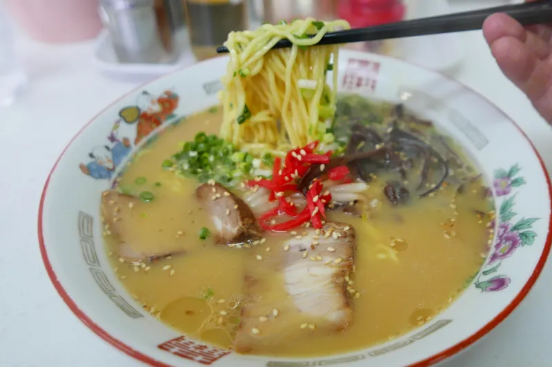 とんこつ醤油ラーメンの麺アップ