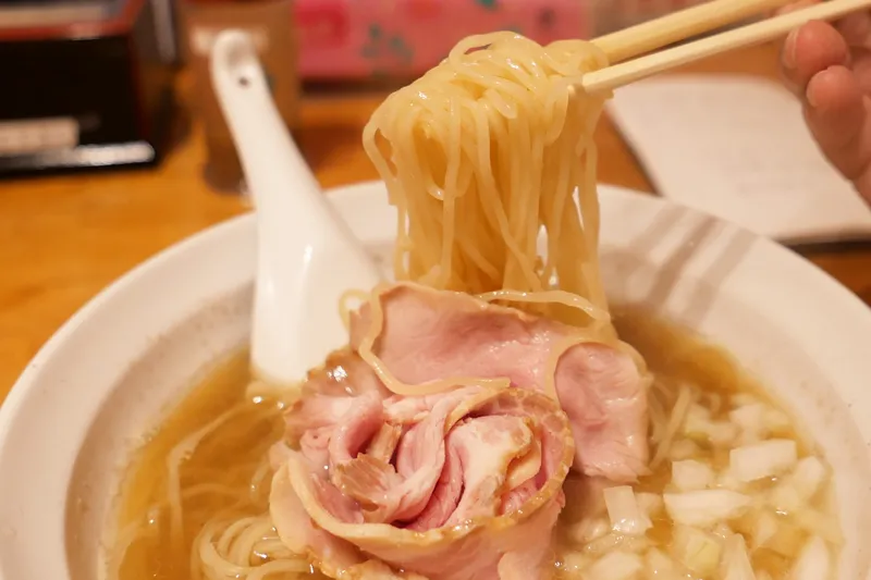 煮干し蕎麦の麺のアップ