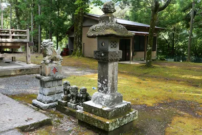 常夜灯と狛犬（右）