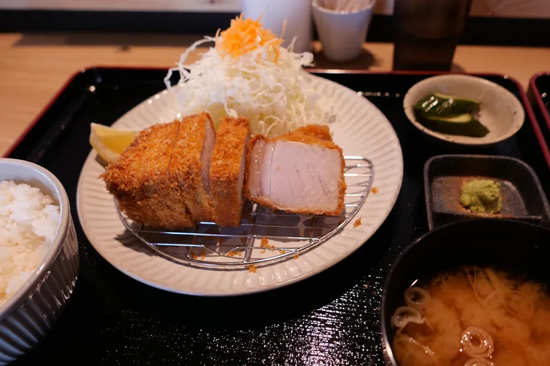 厚切りとんかつ定食