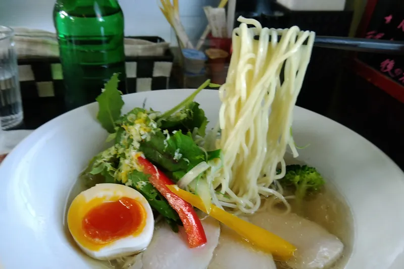 ZEPPIN鶏塩ラーメンの麺アップ