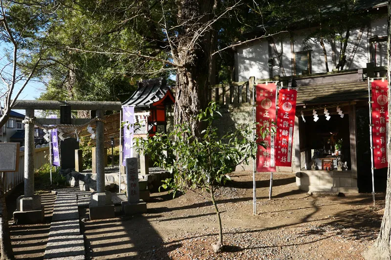 三峰神社と稲荷神社