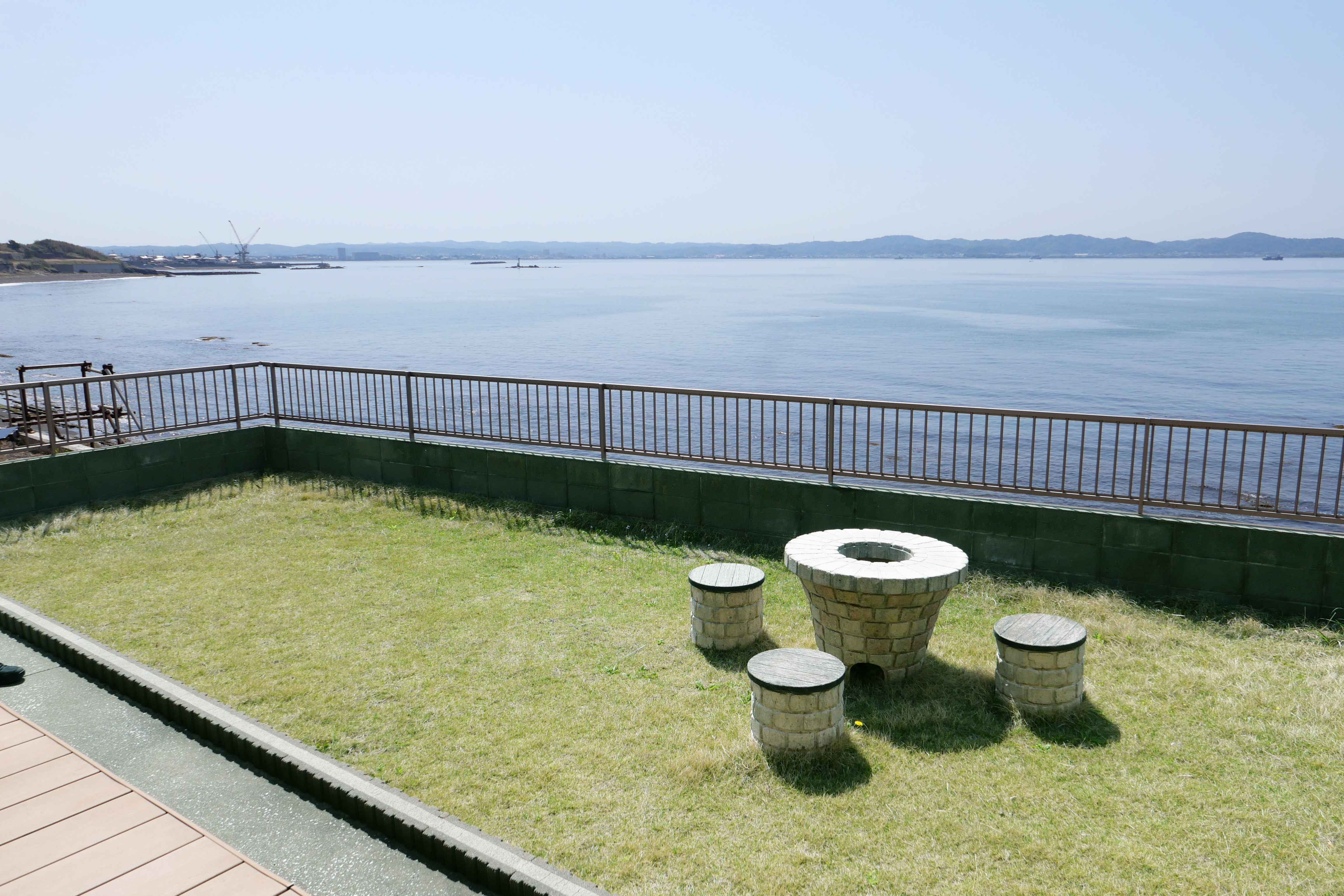 海を見下ろす芝生の庭