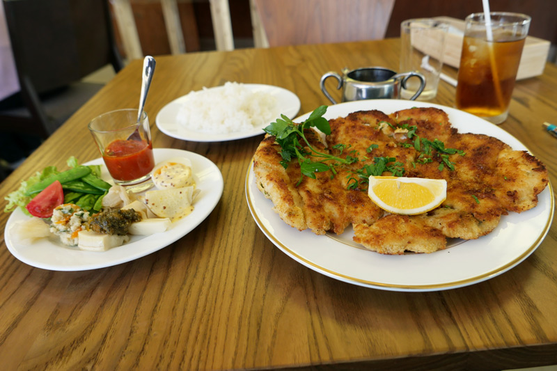 鶏むね肉の焼きカツレツプレート