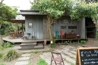 森と同化した建物