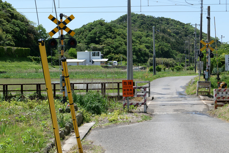 岡本踏切から見た店舗