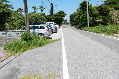 道路向かいの駐車場