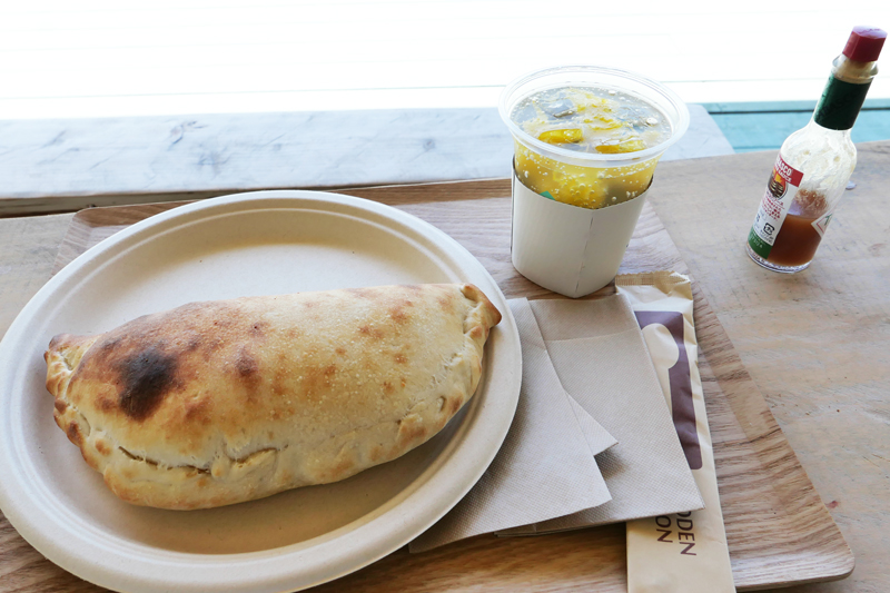 チーズたっぷりカルツォーネと自家製夏みかんソーダ