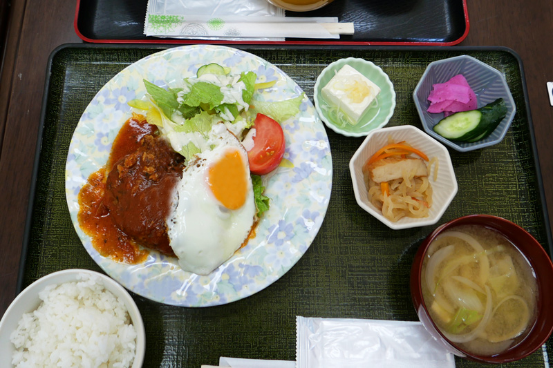 煮込みハンバーグ目玉焼き定食