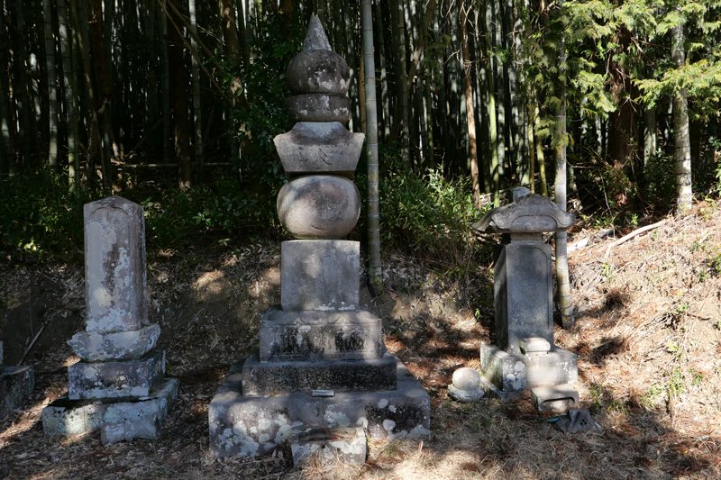 五輪の塔（右）
