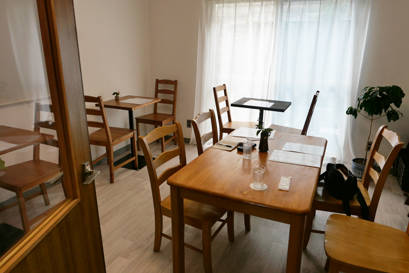 店内のテーブル席