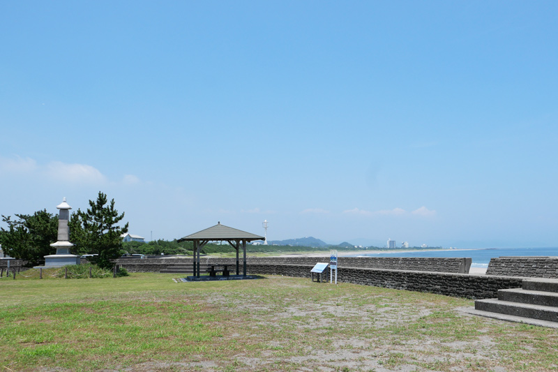 千倉港から石碑を遠望
