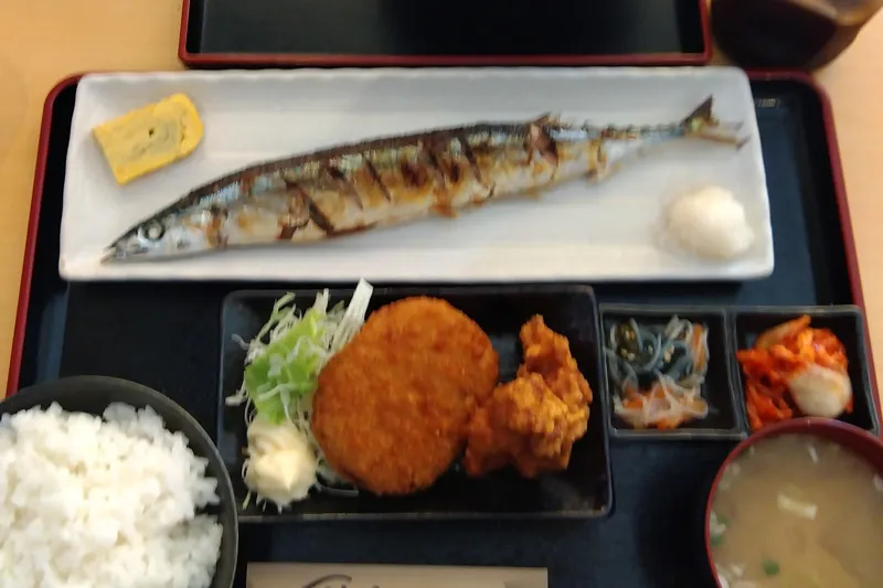 日替わり（サンマ塩焼き＋コロッケ＋から揚げ）