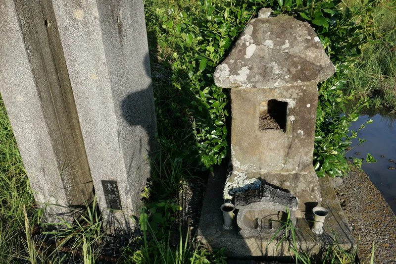 参道入口の石宮