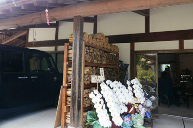 ピザ釜と開店祝いの花