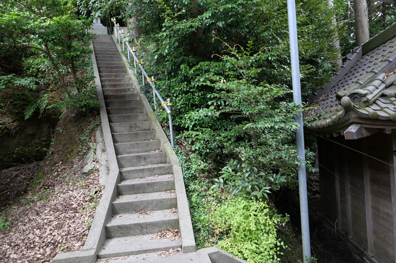 拝殿裏の山神社