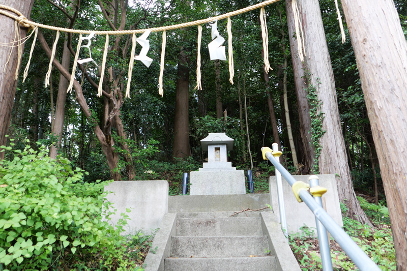 境内右端の石宮
