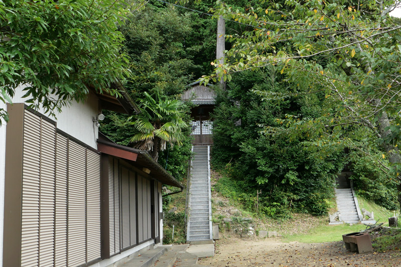 大山野公民館と拝殿