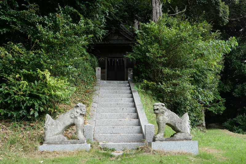 拝殿右側の石段