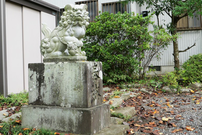新しい狛犬（左）