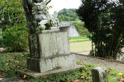 新しい狛犬（右）