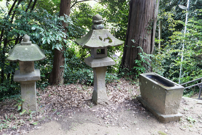 常夜灯と手水石