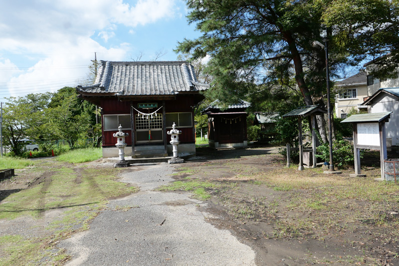 参道と拝殿