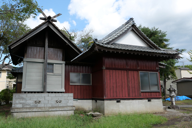 神明神社の拝殿と本殿