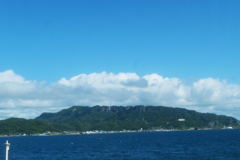 ３階から鋸山を望む