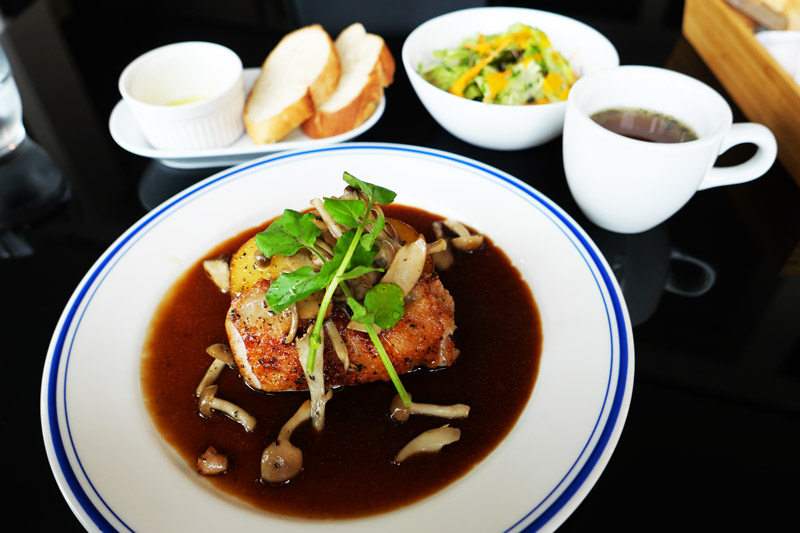 ランチのチキンソテー赤ワインソース